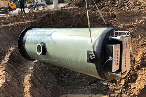 一體化泵站是將泵、管道、閥門、儀表等設備組合在一起形成的集成化系統，用于提升和輸送液體，其中包括了用于處理和排放污水的設備。污水量對一體化泵站的排污能力有重要影響，以下是一些可能的影響因素：